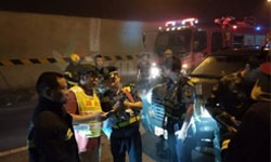 滬昆高速懷化段隧道發(fā)生貨車(chē)追尾起火，滯留人員依據隧道應急疏散燈具安全疏散